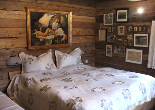Schlafkammer im Erdgeschoss: Natürliche Materialien stellen sicher, dass die Bettruhe gesund und erholsam ist.